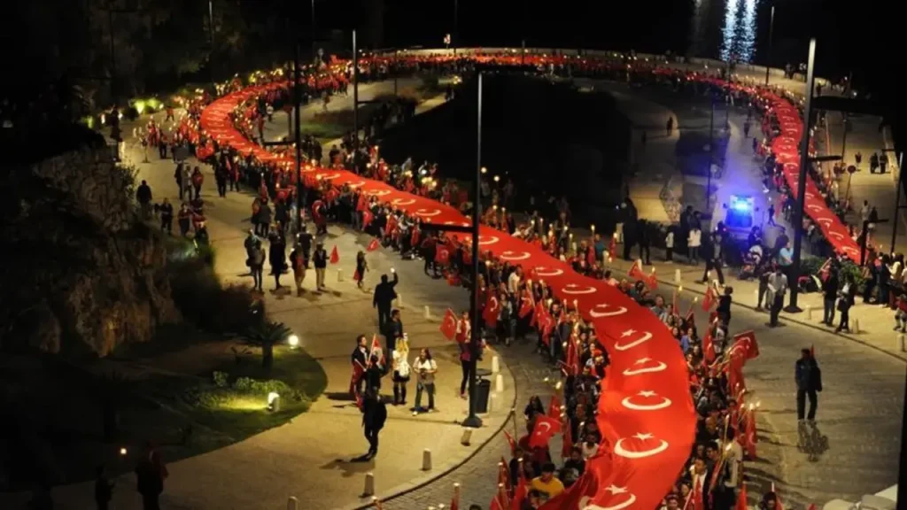 29 Ekim Fener Alayı Saat Kaçta, Nerede? İstanbul, Ankara, İzmir ve İl İl Cumhuriyet Yürüyüşleri