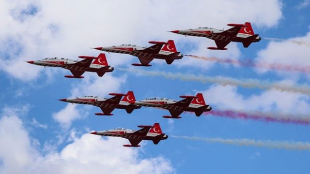 29 Ekim SOLOTÜRK ve Türk Yıldızları Gösterisi Nerede, Saat Kaçta? İşte Bugünkü Uçuş Programı